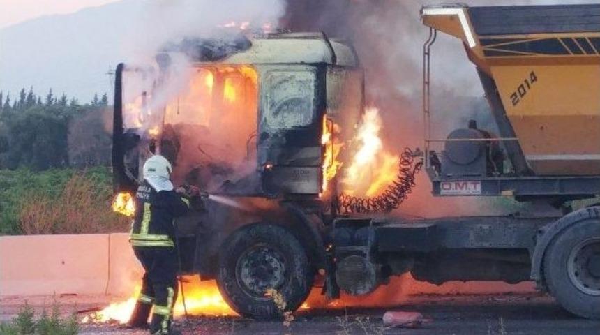 Milas&rsquo;ta Kamyon Cayır Cayır Yandı