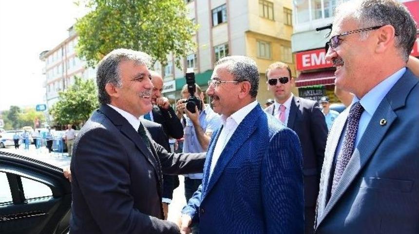 11. Cumhurbaşkanı Abdullah G&uuml;l Cuma Namazını Sancaktepe&rsquo;de Kıldı