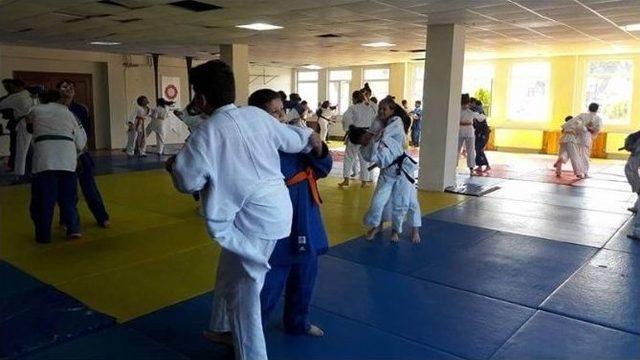 Judo Severler İçin Yaz Spor Okulu Devam Ediyor