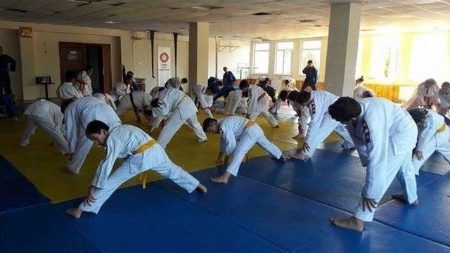 Judo Severler İçin Yaz Spor Okulu Devam Ediyor