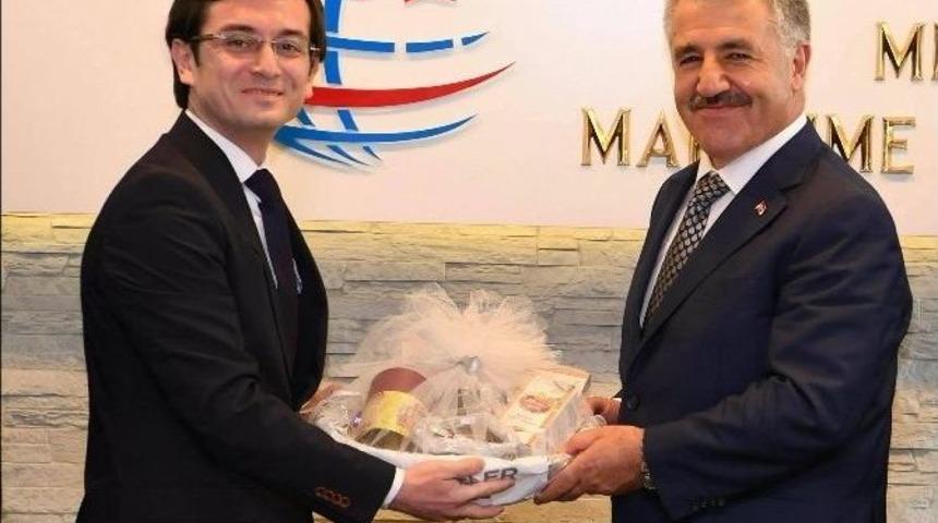 İzmir Gmo Başkanı &Ouml;nal, Bakan Arslan&rsquo;ı Ziyaret Etti