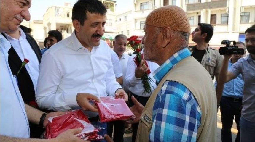 Belediye Başkanı Esnafa Bayrak Ve Karanfil Dağıttı