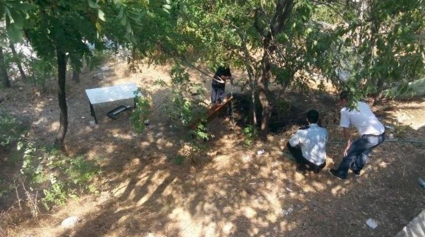 Hastane Bah&ccedil;esinde Masa Kurup İ&ccedil;ki İ&ccedil;tiler, &Uuml;st&uuml;ne Birde Yangın &Ccedil;ıkardılar