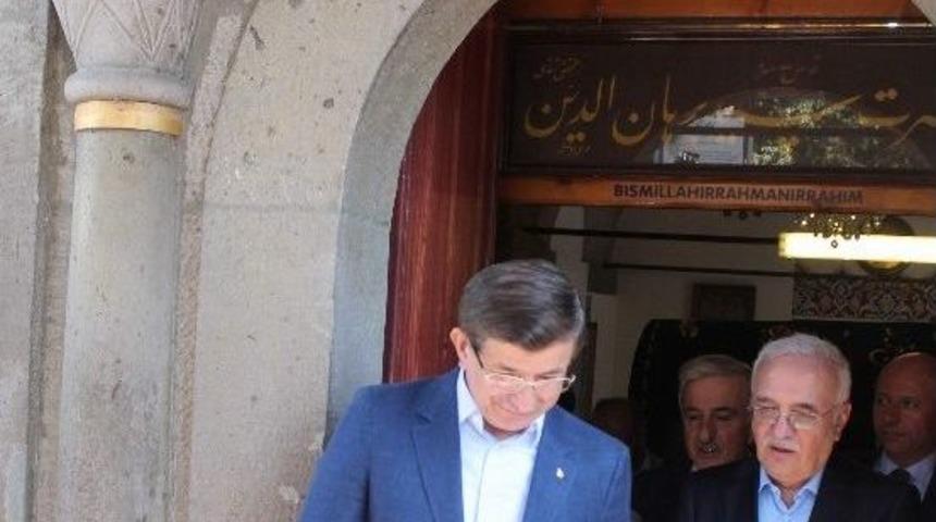 Davutoğlu, Sayyid Burhanedin Hz.&rsquo;nin T&uuml;rbesini Ziyaret Etti