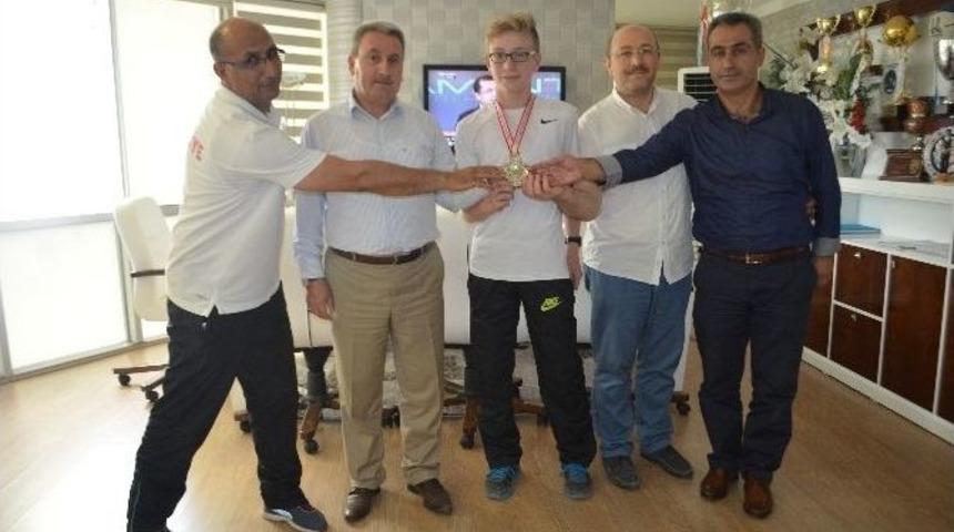 Altın Tekmeye Kutlama