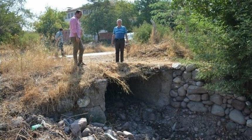 &Uuml;&ccedil;pınar Deresi Temizleniyor