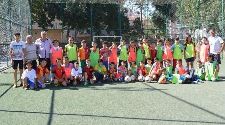 Tecr&uuml;beli Antren&ouml;rler İle Futbolun Temel Bilgilerini &Ouml;ğreniyorlar