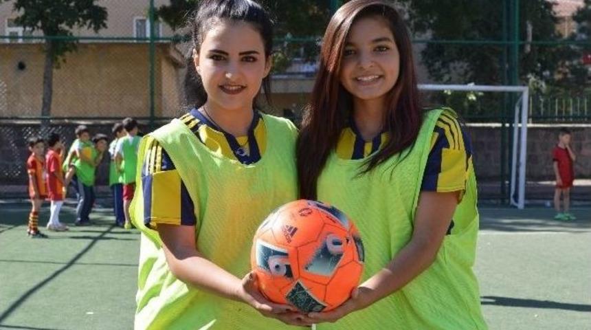 Ünalmış Kız Kardeşlerin Hayali Futbolcu Olmak
