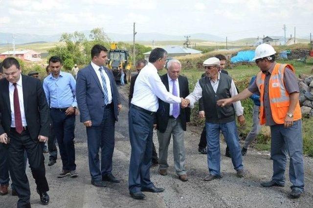 Vali Özefe, Hanak’da Özel İdare’nin Köy Yollarında Yaptığı Çalışmaları Denetledi