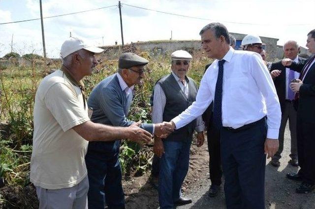 Vali Özefe, Hanak’da Özel İdare’nin Köy Yollarında Yaptığı Çalışmaları Denetledi