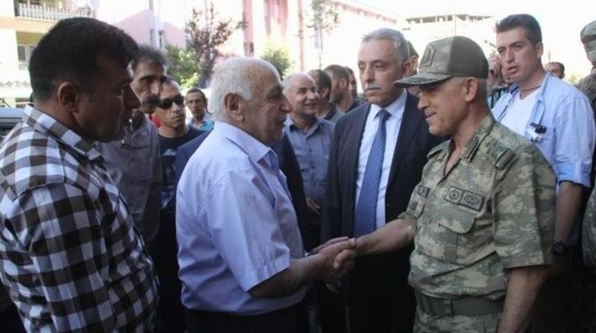 Vali Ve Komutanlar Hakkari Sokaklarında