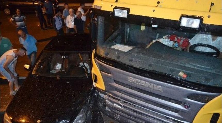 Karşı Şeride Ge&ccedil;en Tır Otomobili Bi&ccedil;ti: 2 Yaralı