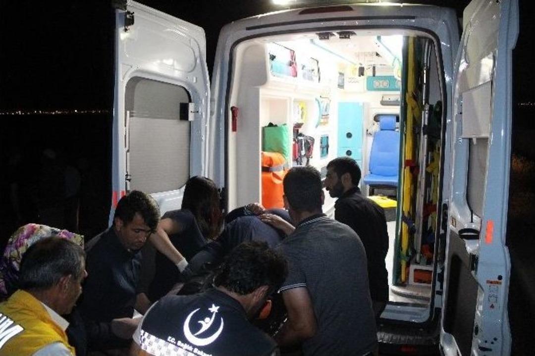 Buğday Y&uuml;kl&uuml; Trakt&ouml;r&uuml;n Yol A&ccedil;tığı Kazada 3&rsquo;&uuml; Ağır 10 Yaralı