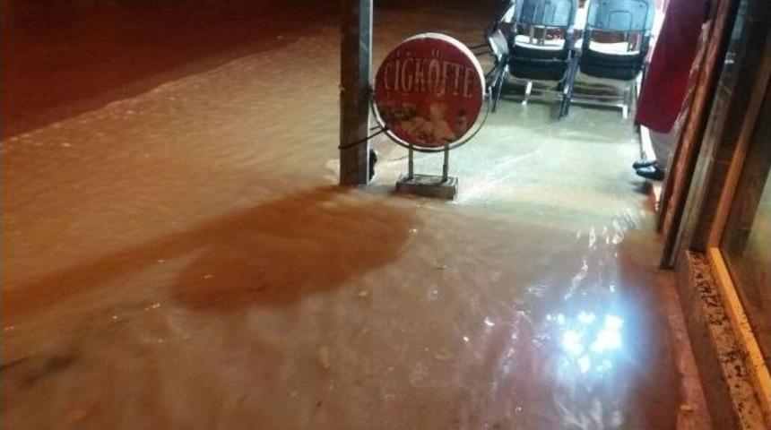 Cide Sele Teslim Oldu, İşyeri Ve Evleri Su Bastı