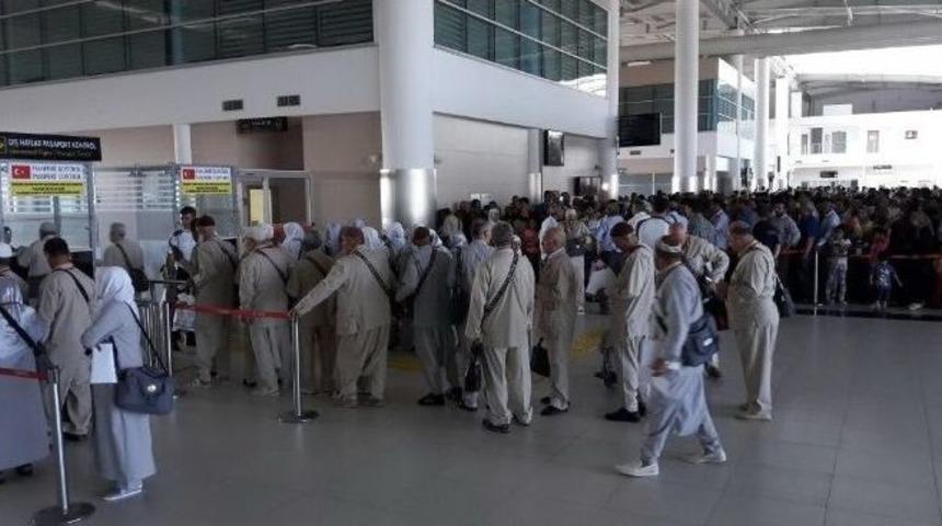 Diyanet İşleri Başkanlığı&rsquo;nın İlk Hacı Kafilesi Uğurlandı