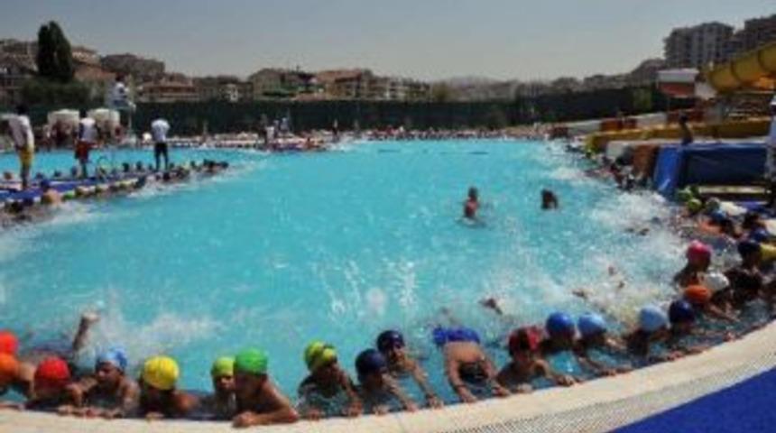 Sıcaktan Bunalan Ke&ccedil;i&ouml;renliler Havuzlara Koştu