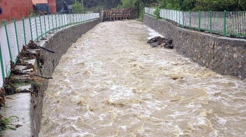 Zonguldak&rsquo;ta Sağanak Yağış Hayatı Fel&ccedil; Etti