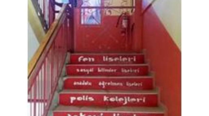 Sandıklı&rsquo;da Kapatılan Fet&ouml; Dershanesinin Binasının Merdivenlerinde İlgin&ccedil; Detay