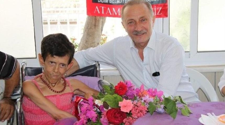 Başkan Atabay, Engelli Rukiye&rsquo;nin Y&uuml;z&uuml;n&uuml; G&uuml;ld&uuml;rd&uuml;