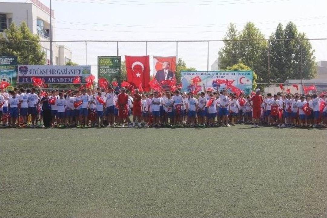 Minikler Demokrasi Şehitleri İ&ccedil;in Sahaya &Ccedil;ıktı