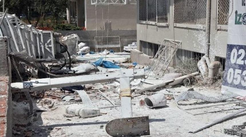 İzmir&rsquo;de İskele Dehşeti: 3 İş&ccedil;i &Ouml;ld&uuml;, 2 İş&ccedil;i Son Anda Kurtuldu