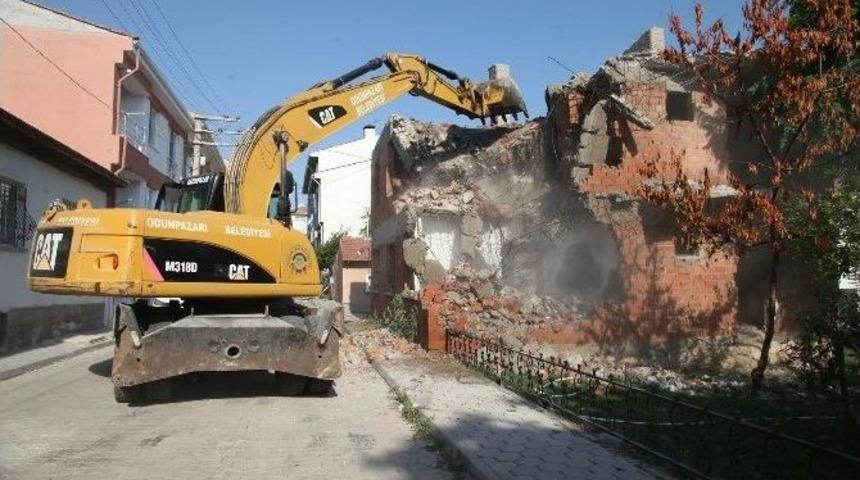 Odunpazarı&rsquo;nda Atıl Kalmış Binalar Yıkıldı