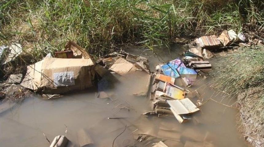 Kırıkkale&rsquo;de K&ouml;pr&uuml; Altına Atılmış G&uuml;len&rsquo;e Ait 400 Kitap, Cd Ve Kaset Bulundu