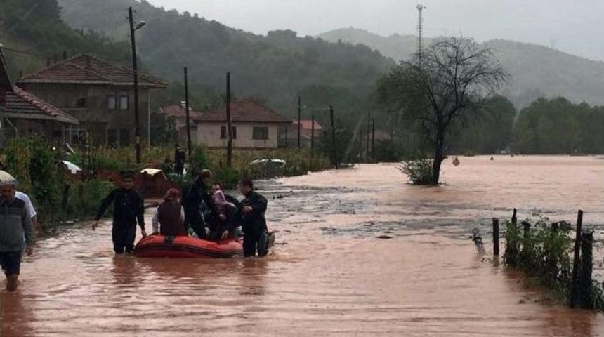 Bartın&rsquo;da Selde Mahsur Kalan Otob&uuml;se Ulaşıldı