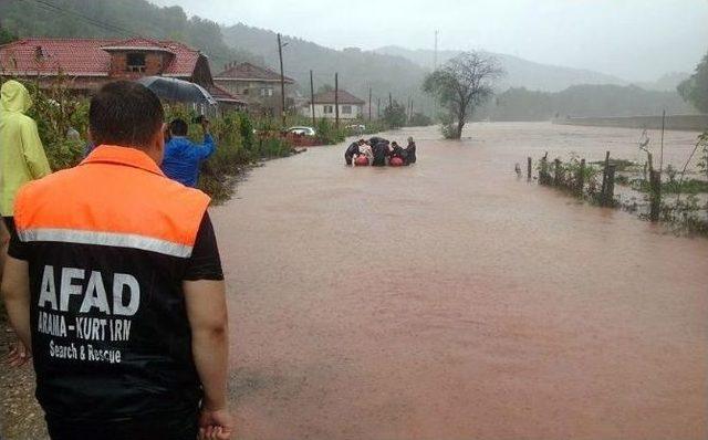 Bartın’da Selde Mahsur Kalan Otobüse Ulaşıldı