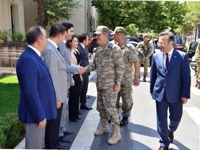 Genelkurmay Başkanı Akar, Kuvvet Komutanları İle Diyarbakır’a Geldi