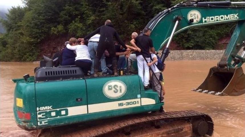 Mahsur Kalanlar Dozerlerle Kurtarılmaya Başlandı