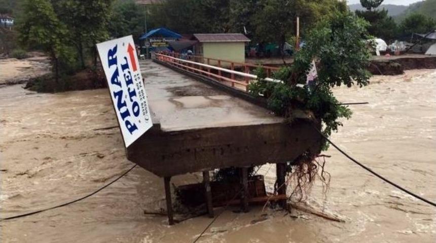 Bartın’da Sel Köprüleri Yıktı