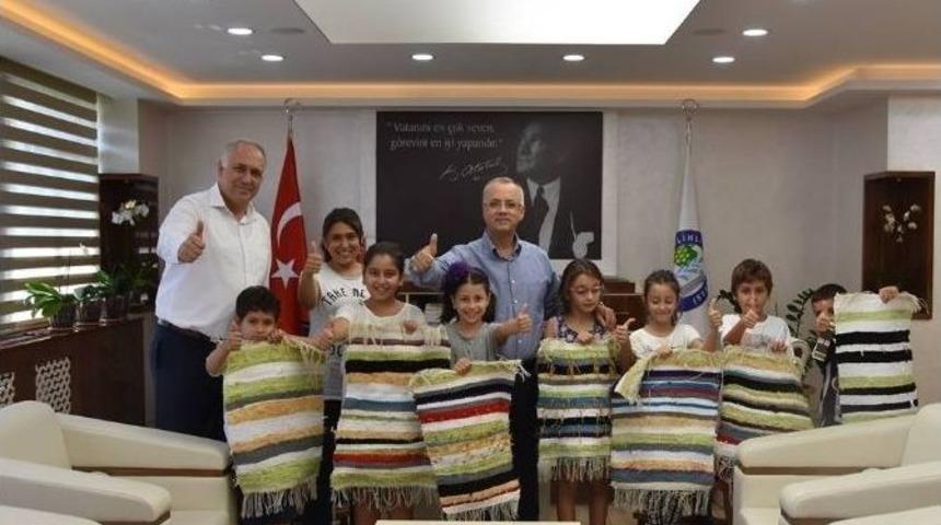 Dokudukları Kilimleri Başkan Kayda&rsquo;ya Hediye Ettiler