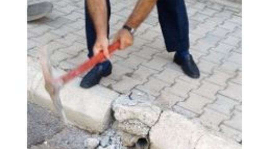 İtfaiye Yavru Kediyi Kurtarmak İ&ccedil;in Kaldırımı S&ouml;kt&uuml;