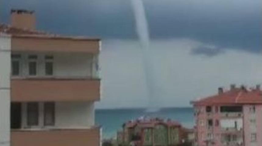 Denizin &Uuml;zerinde Oluşan Hortum Korkuttu