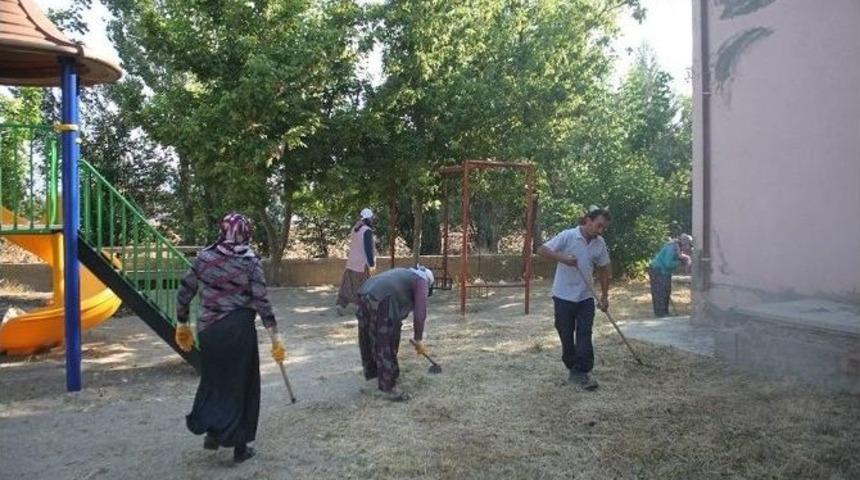 Dinar&rsquo;daki Park Ve Bah&ccedil;elere Kadın Eli Değdi