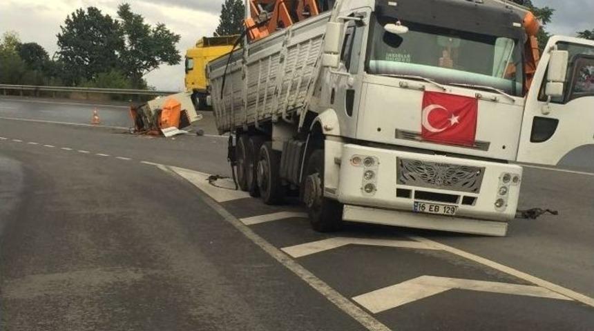 Kamyondan D&uuml;şen Pres Makinesi Feribot Yolunu Kapattı