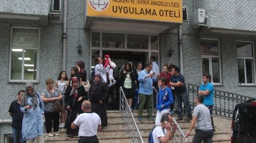 Sel Suları Arasındaki Otob&uuml;sten Kurtarılan Yolcular Evlerine G&ouml;nderildi