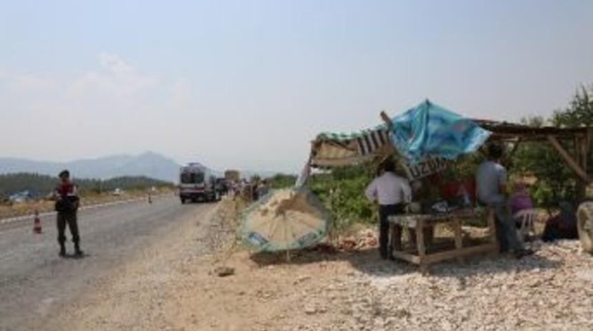 Otomobil Yol Kenarındaki Yaya &Ccedil;arptı: 1 &Ouml;l&uuml;, 5 Yaralı