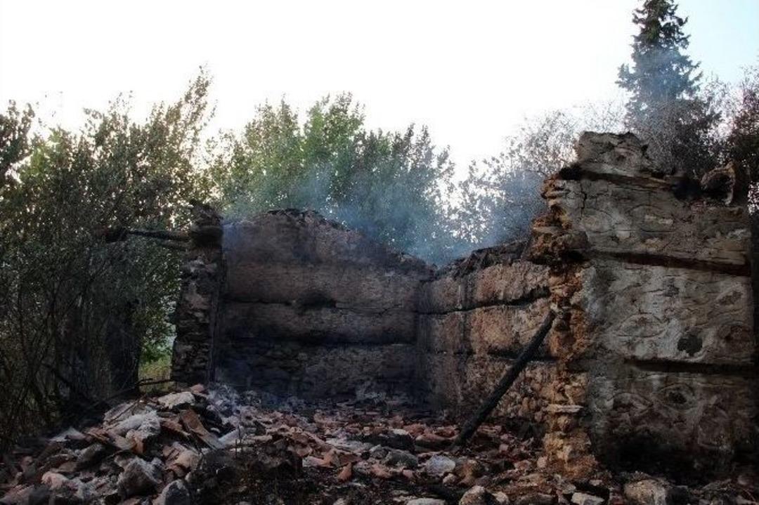 &Ouml;ğle Saatlerinde &Ccedil;ıkan Orman Yangını 6 Saat Sonra Kontrol Altına Alınabildi