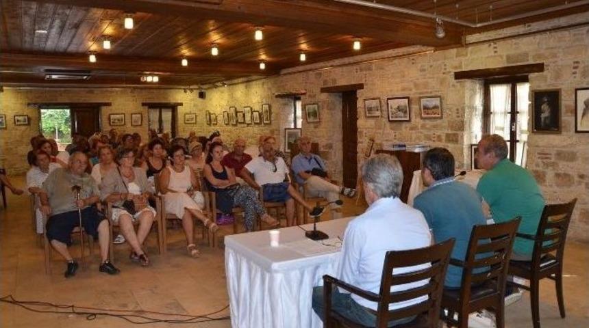 Kuşadası&rsquo;nda &ldquo;mizah Ve Edebiyat&ldquo; Konulu Panel Yapıldı