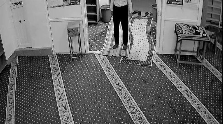 Camideki Bağış Kutusunu &Ccedil;aldı