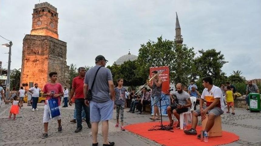 Darbeye Karşı Müzik Sokakta Devam Ediyor