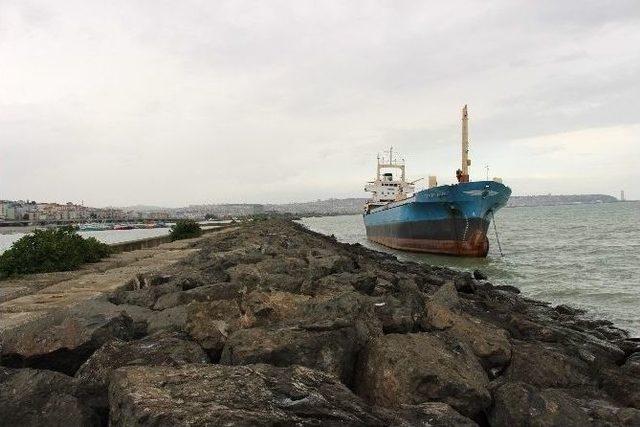 Samsun’da Gemi Kayalıklara Oturdu