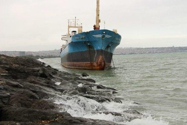 Samsun’da Gemi Kayalıklara Oturdu