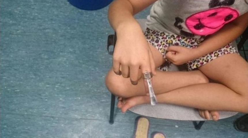 &Ccedil;ocuğun Parmağına Metal Vida Sıkıştı