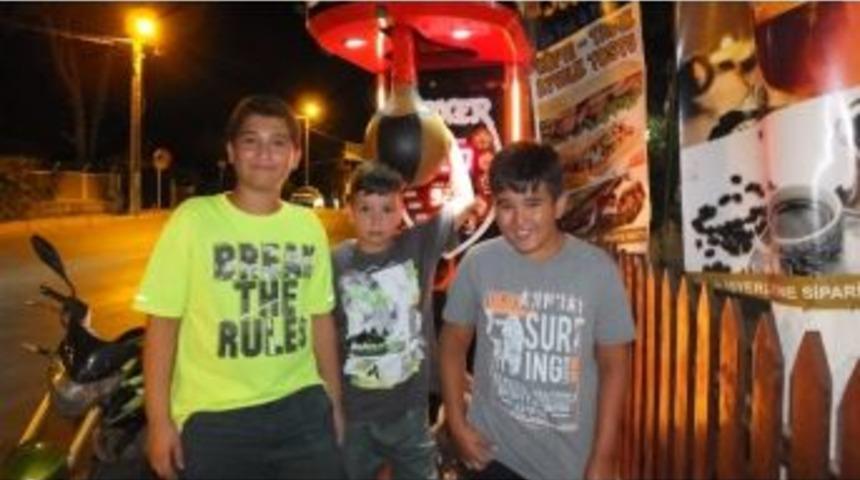 Burhaniye&rsquo;de &Ccedil;ocuklar Boksa Merak Sardı