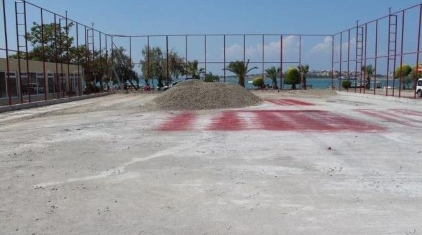 Ayvalık, 1 Ayda &Uuml;&ccedil; Halı Sahaya Kavuşacak, &Ccedil;alışmalar S&uuml;r&uuml;yor