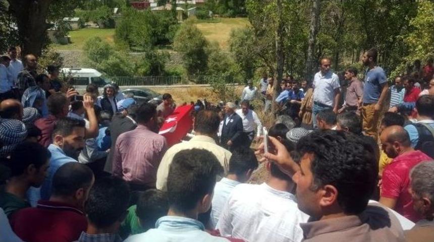 Ter&ouml;ristlerin &Ouml;ld&uuml;rd&uuml;ğ&uuml; Ak Parti Gen&ccedil;lik Kolları Başkanı Adıyaman Defnedildi