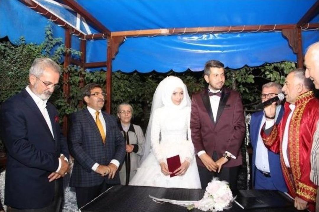 Eski Bakan G&uuml;ll&uuml;ce Erzurum&rsquo;da Nikah Şahidi Oldu